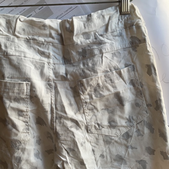 White and gray leopard joggers - Picture 6 of 6